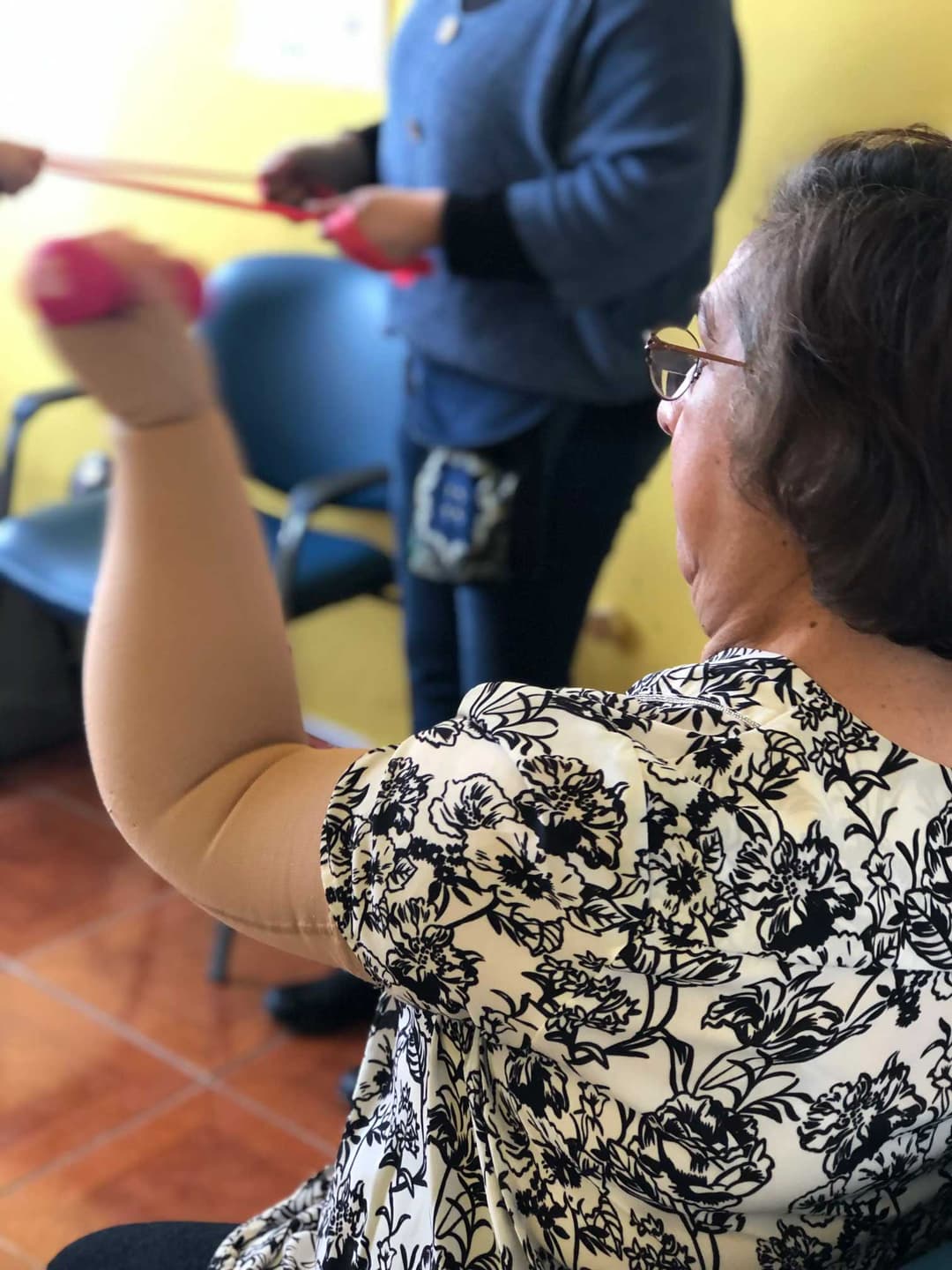 Mujer haciendo terapia física